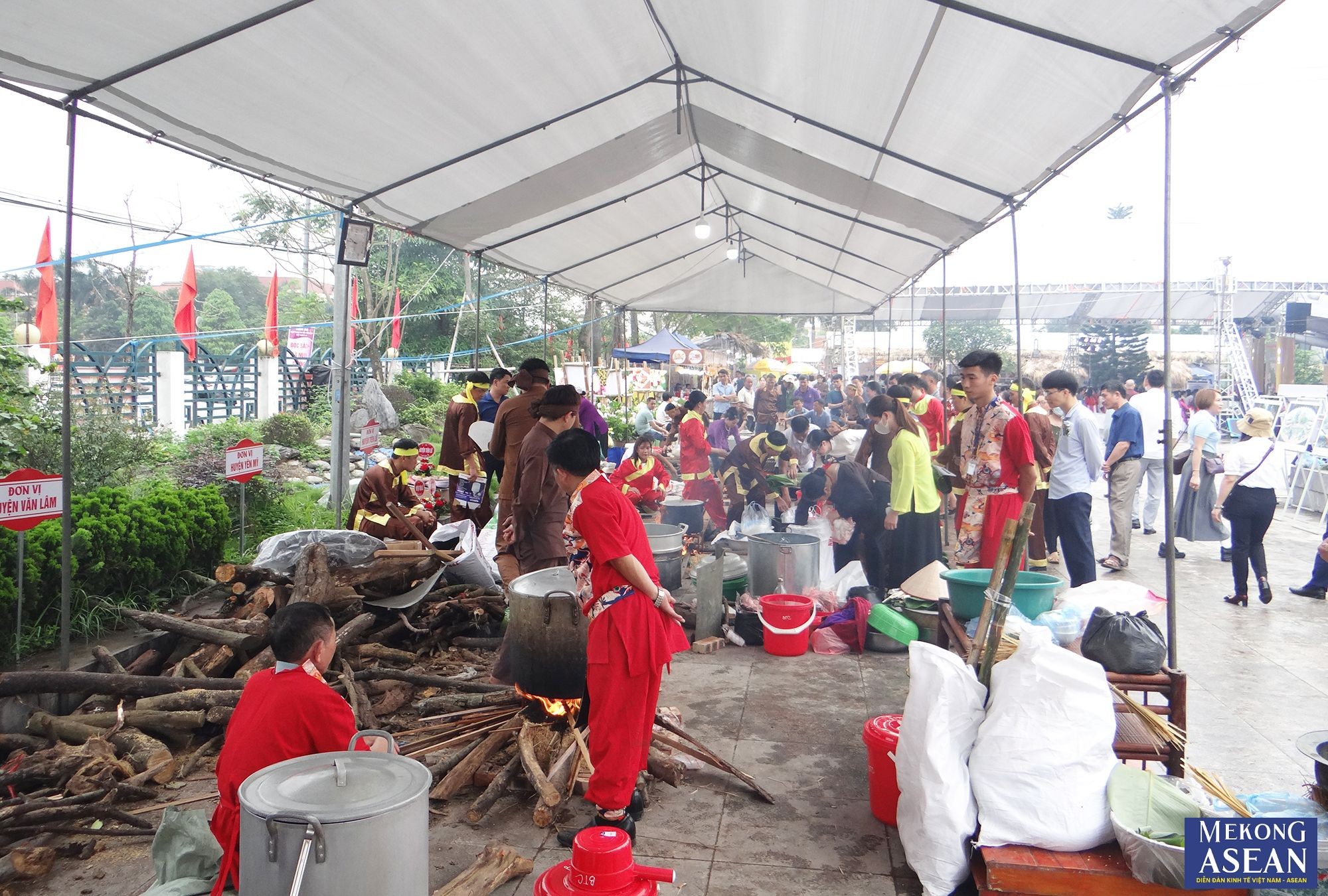 Ngay sau khai mạc Liên hoan, tại khuôn viên sân Bảo tàng tỉnh Hưng Yên đã diễn ra hội thi gói, nấu bánh chưng.