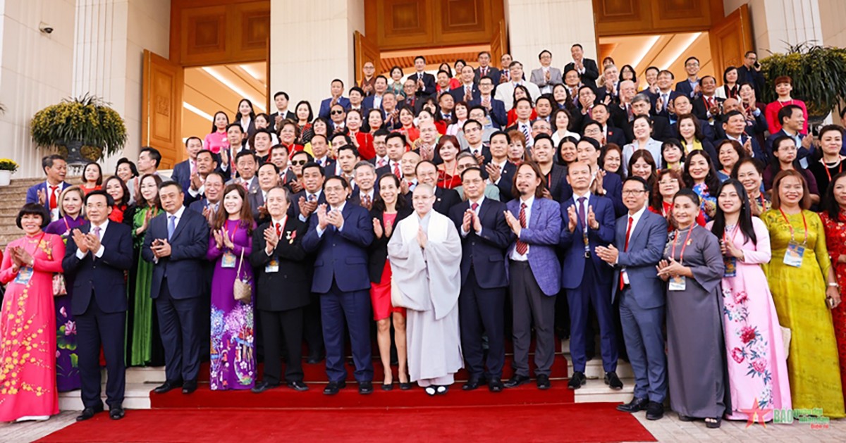 Thủ tướng Phạm Minh Chính chụp ảnh chung với kiều bào tiêu biểu dự chương trình Xuân Quê hương 2023.