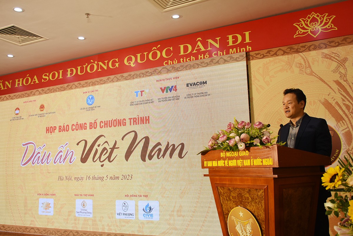 Ông Mai Phan Dũng, Phó Chủ nhiệm Ủy ban Nhà nước về người Việt Nam ở nước ngoài, phát biểu tại họp báo công bố chương trình “Dấu ấn Việt Nam”.