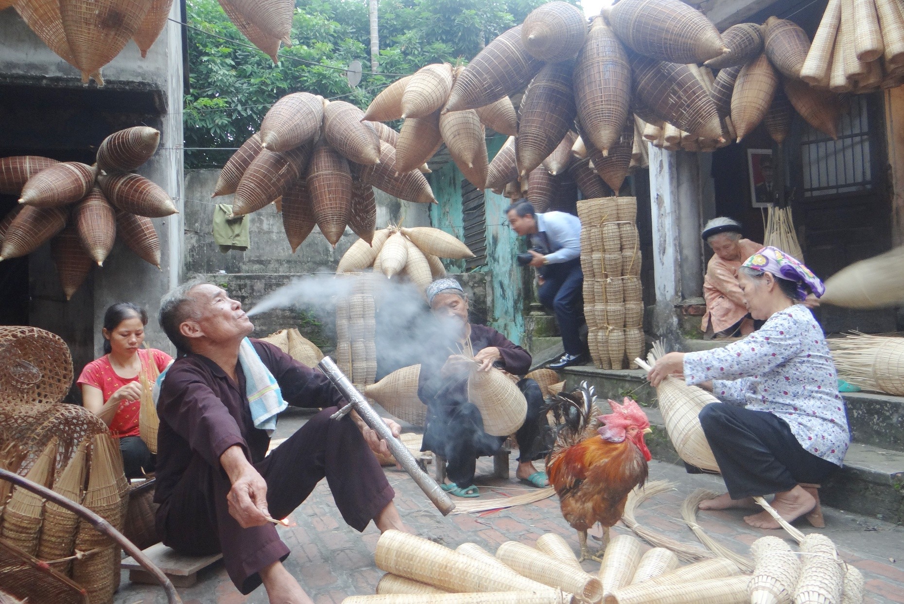 Nghề đan rọ, đó (xã Thủ Sỹ, huyện Tiên Lữ). Ảnh: Phùng Nguyện