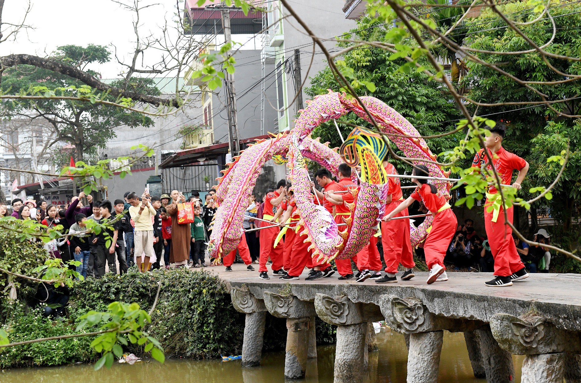 Cầu đá làng Nôm. Ảnh: Phùng Nguyện