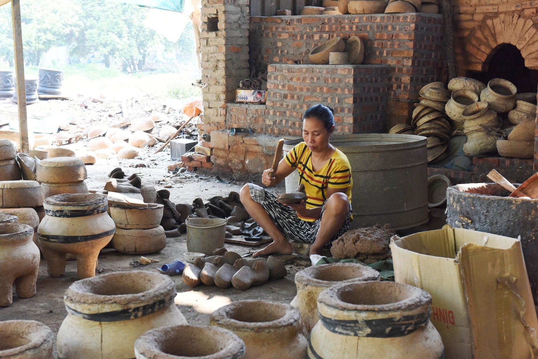 Thợ đúc đồng làng Lộng Thượng nặn khuôn đúc (xã Đại Đồng, huyện Văn Lâm). Ảnh: Phùng Nguyện