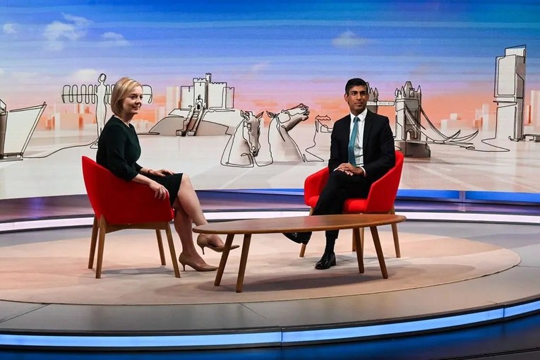 Bà Liz Truss và ông Sunak tại buổi phỏng vấn của BBC hồi đầu tháng 9. Ảnh: BBC