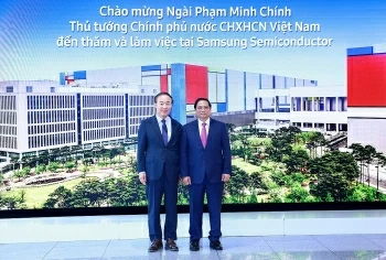 Thủ tướng Phạm Minh Chính thăm tổ hợp bán dẫn của Samsung