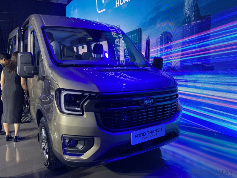 Ford Transit 2024 thay đổi gần như toàn diện kiểu dáng. Nổi bật nhất là khu vực đầu xe với cụm đèn LED hình chữ C. Đây được xem là chi tiết đặc trưng làm nên thành công trên các dòng xe du lịch của hãng như Ford Ranger hay Ford Everest. Ảnh: Hà Anh/Mekong ASEAN.