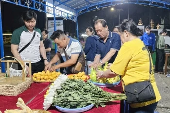 Côn Đảo kêu gọi du khách 'nói không' với cúng, đốt hàng mã