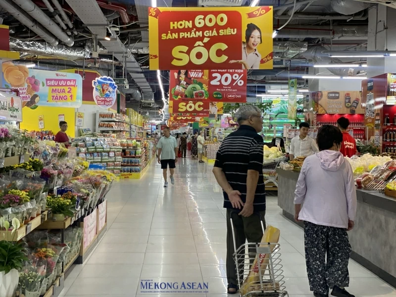 Nhiều hệ thống siêu thị tung hàng loạt chương trình ưu đãi, giảm giá lớn vào dịp hè để kích cầu mua sắm. Ảnh: Hà Anh/Mekong ASEAN.
