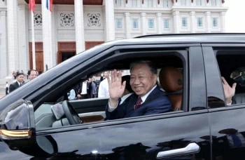 Chủ tịch nước Tô Lâm lái xe điện VinFast chở lãnh đạo Lào