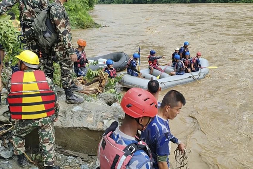 Lở đất khiến 2 xe buýt chở ít nhất 60 người tại Nepal rơi xuống sông