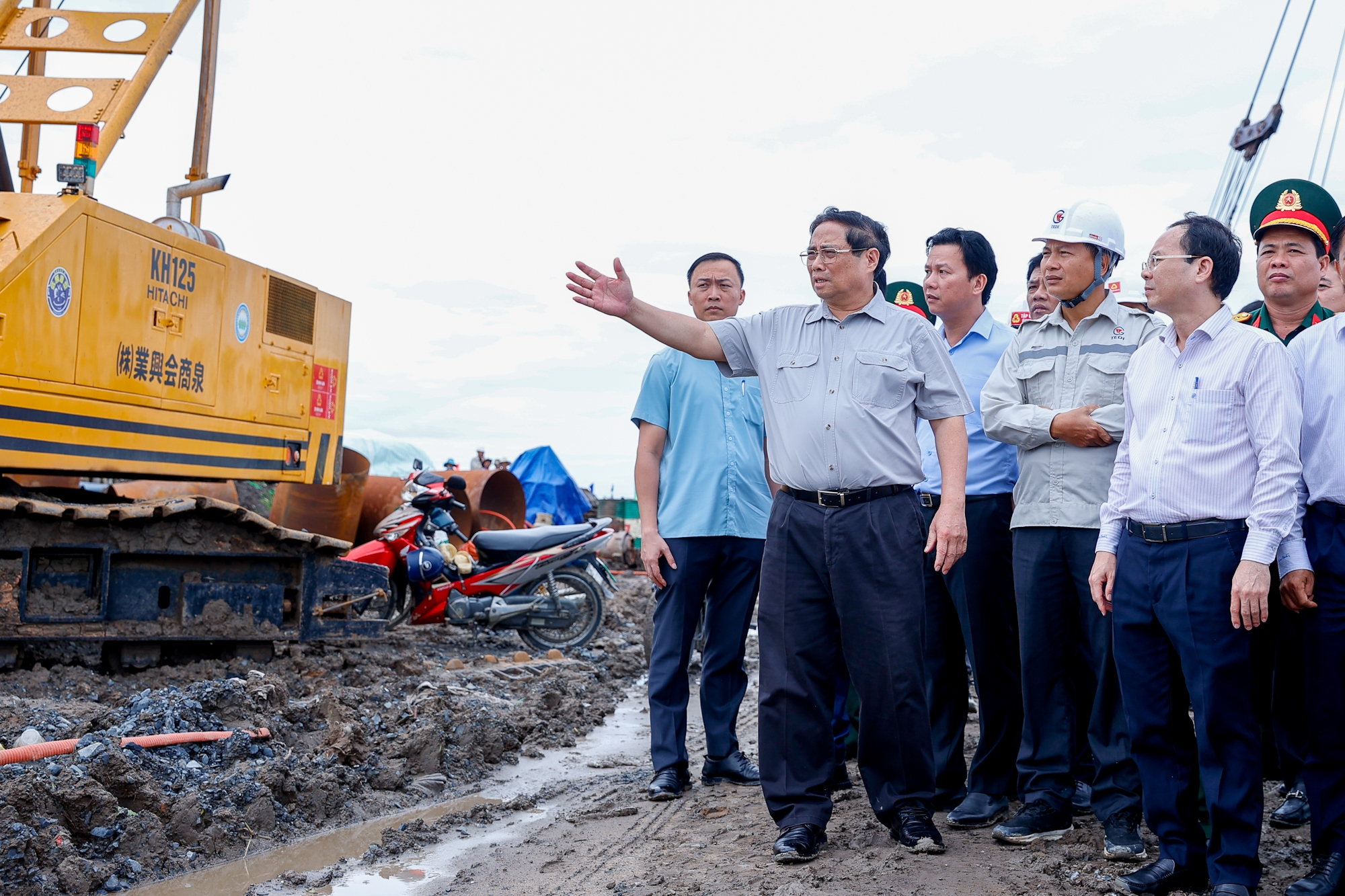 Thủ tướng Phạm Minh Chính kiểm tra tình hình thi công dự án thành phần 2 tuyến cao tốc Châu Đốc-Cần Thơ-Sóc Trăng tại nút giao Lộ Tẻ-Rạch Sỏi (xã Thạnh Tiến, Vĩnh Thạnh, Cần Thơ). Ảnh: VGP.