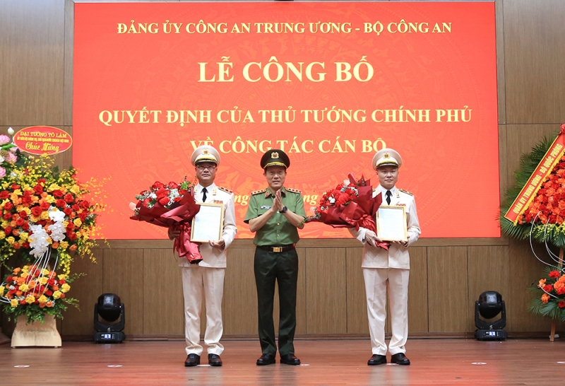 Bộ trưởng Lương Tam Quang chúc mừng tân Thứ trưởng Phạm Thế Tùng và tân Thứ trưởng Nguyễn Ngọc Lâm. Ảnh: VGP.