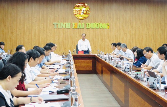 Ông Lưu Văn Bản, Phó Chủ tịch Thường trực UBND tỉnh Hải Dương chủ trì buổi làm việc của UBND tỉnh với Ban QLDA đầu tư xây dựng tỉnh.