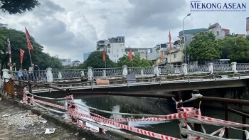 Những đoạn lan can bờ sông bị xuống cấp, mất an toàn tại Hà Nội