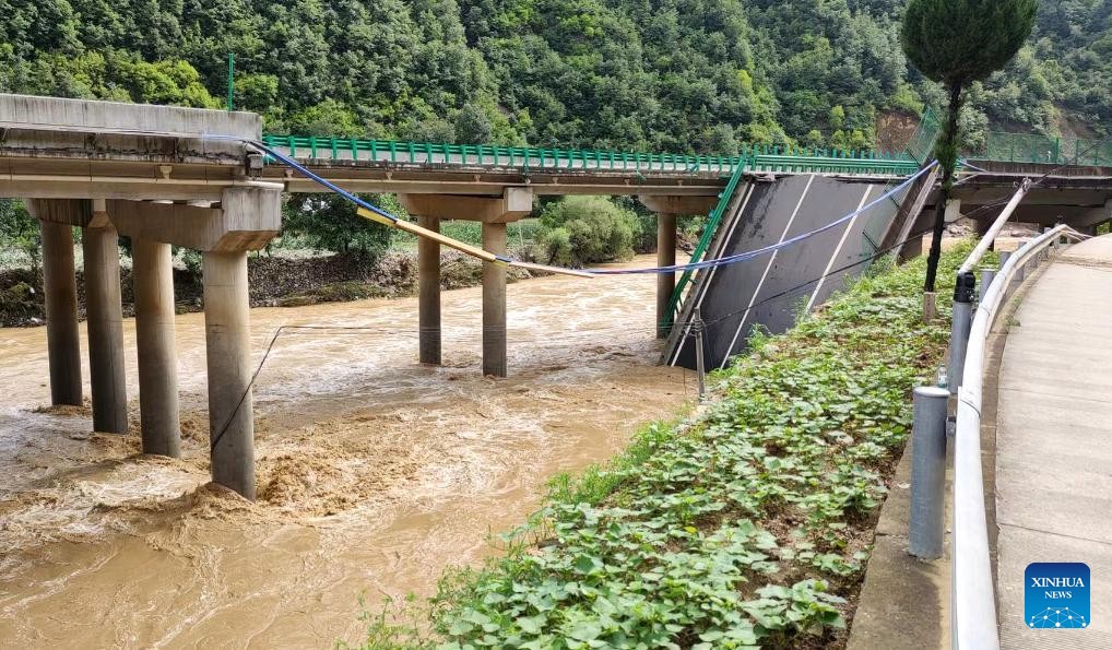 Cầu sập do lũ quét khiến 11 người tại Trung Quốc thiệt mạng