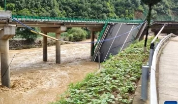 Cầu sập do lũ quét khiến 11 người tại Trung Quốc thiệt mạng