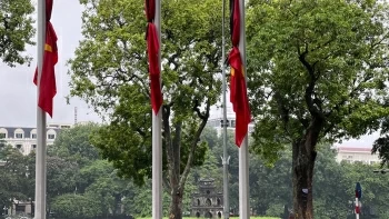 Hà Nội: Nhiều nơi treo cờ rủ trước Quốc tang cố Tổng bí thư Nguyễn Phú Trọng