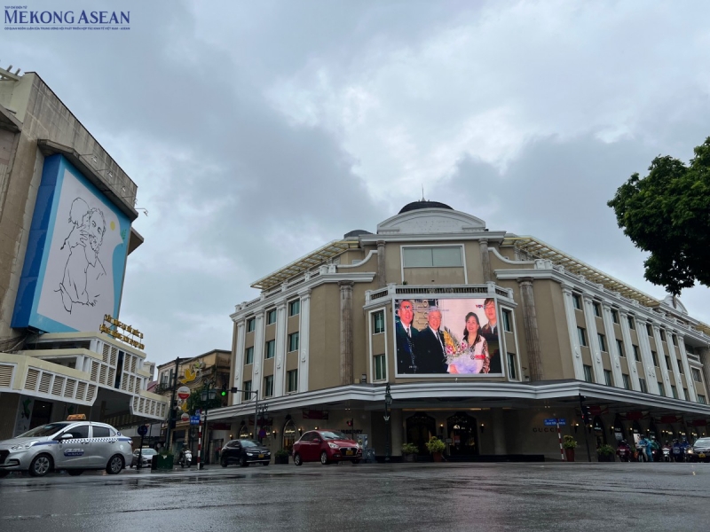 Màn hình lớn tại ở ngã tư Tràng Tiền - Hàng Bài phát phim tài liệu về cố Tổng Bí thư Nguyễn Phú Trọng để người dân theo dõi. Ảnh: Hà Anh/Mekong ASEAN.