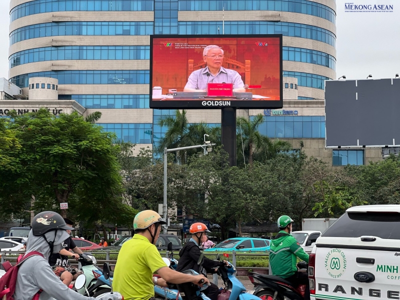 Màn hình tại các tòa nhà, trung tâm thương mại, chợ cũng hiển thị nội dung tưởng nhớ nhà lãnh đạo lỗi lạc, trọn đời vì nước, vì dân. Ảnh: Hà Anh/Mekong ASEAN.