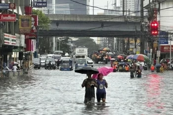 Bão Gaemi gây mưa lớn, thủ đô Philippines chìm trong nước lũ