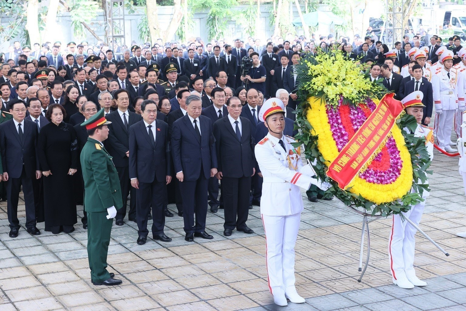 Đoàn Ban Chấp hành Trung ương Đảng Cộng sản Việt Nam do Ủy viên Bộ Chính trị, Chủ tịch nước Tô Lâm làm Trưởng đoàn, chuẩn bị vào viếng Tổng Bí thư Nguyễn Phú Trọng. Ảnh: TTXVN.