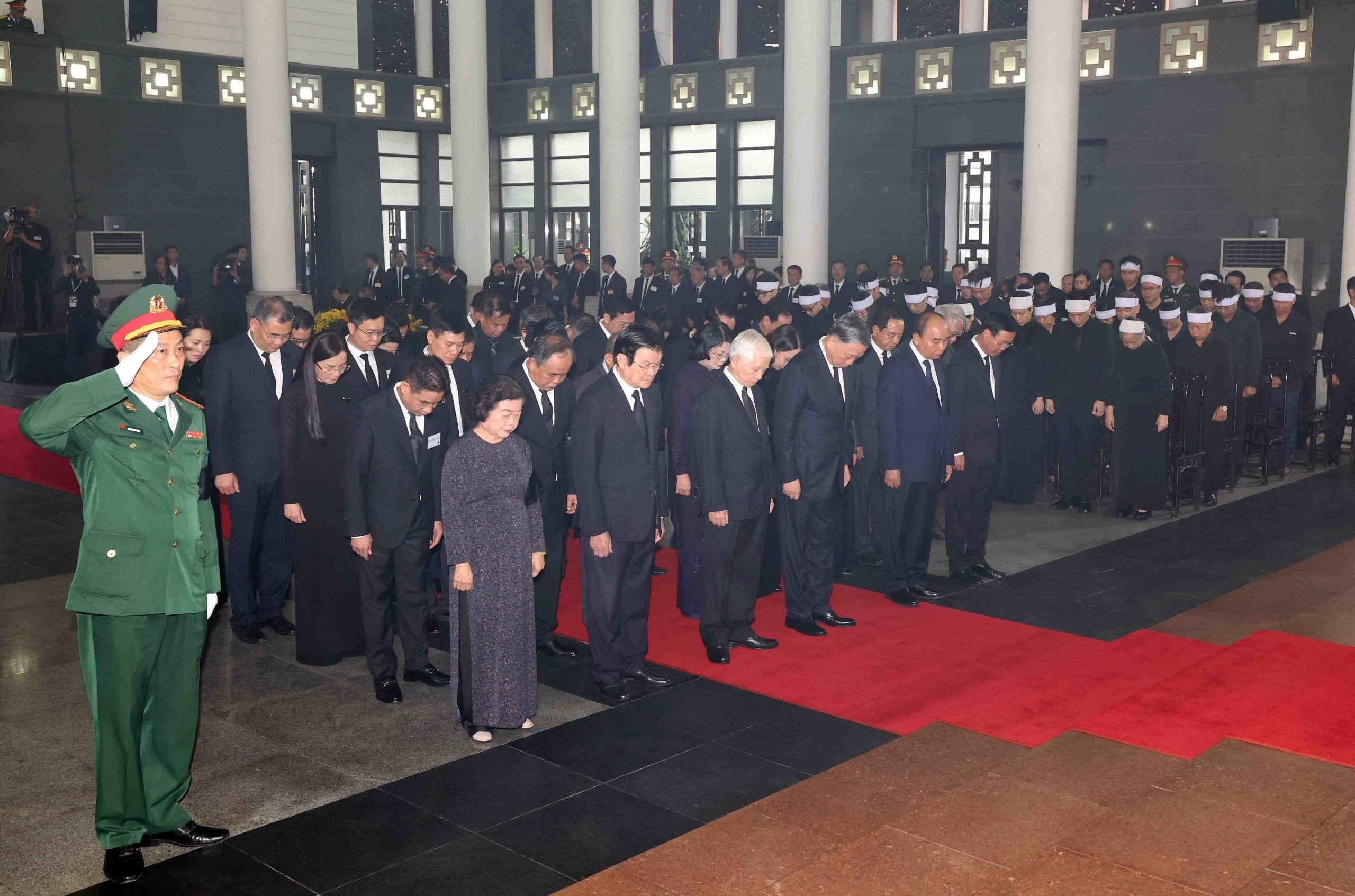 Đoàn Chủ tịch nước Cộng hòa Xã hội Chủ nghĩa Việt Nam do Ủy viên Bộ Chính trị, Chủ nước Cộng hòa Xã hội Chủ nghĩa Việt Nam Tô Lâm làm trưởng đoàn kính viếng Tổng Bí thư Nguyễn Phú Trọng. Ảnh: Quochoi.vn.