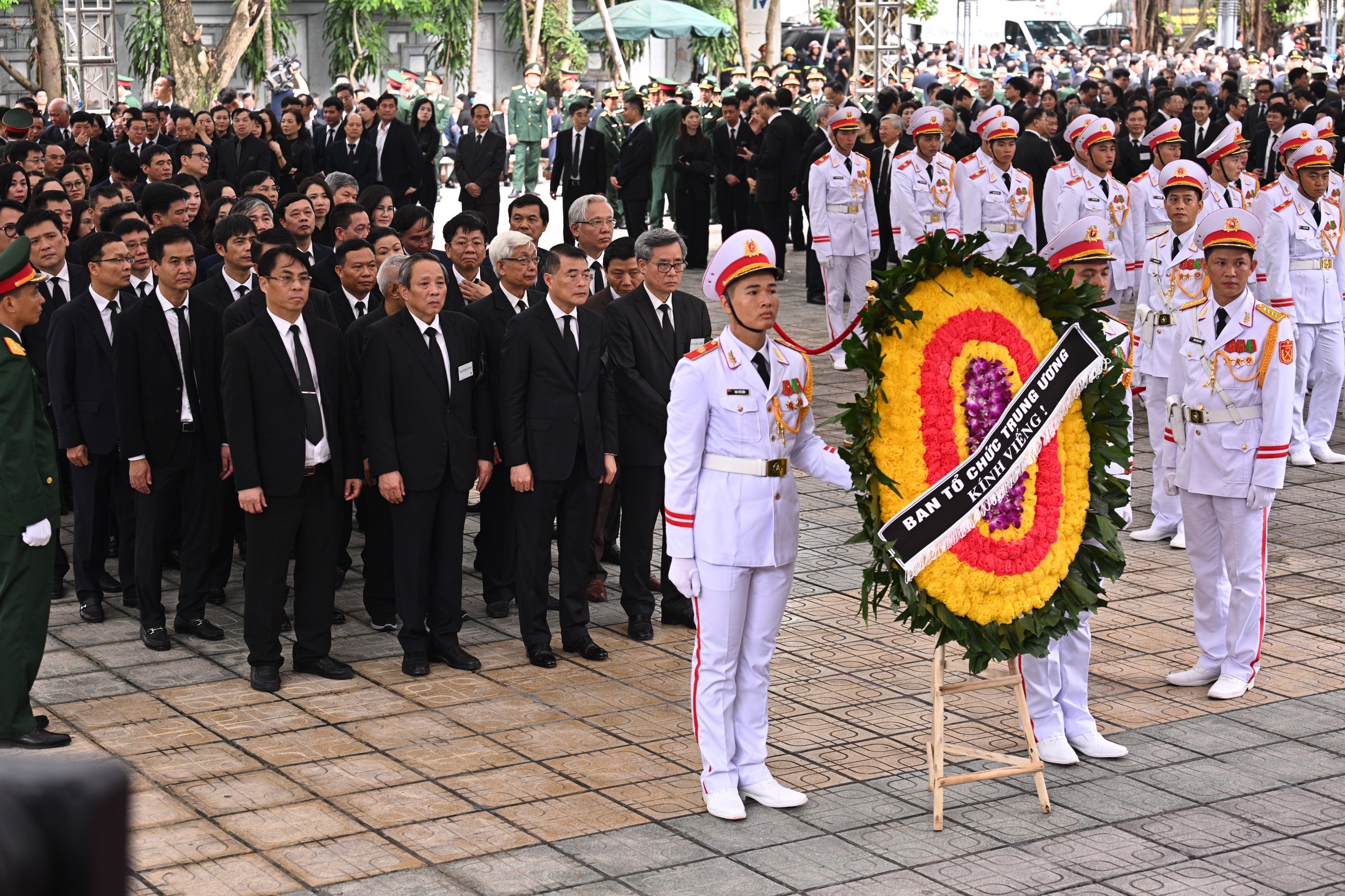 Đoàn Ban Tổ chức Trung ương do đồng chí Lê Minh Hưng, Ủy viên Bộ Chính trị, Bí thư Trung ương Đảng, Trưởng Ban Tổ chức Trung ương làm Trưởng đoàn vào kính viếng đồng chí Nguyễn Phú Trọng. Ảnh: Quochoi.vn.