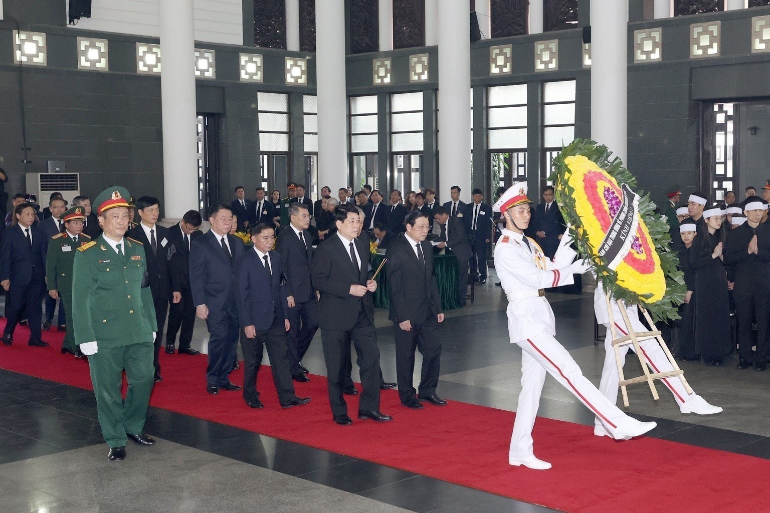 Đoàn Ban Chỉ đạo Trung ương về phòng chống tham nhũng, tiêu cực do Thường trực Ban Bí thư Lương Cường - Ủy viên Bộ Chính trị, Phó Trưởng Ban Chỉ đạo Trung ương về phòng chống tham nhũng, tiêu cực làm trưởng đoàn vào kính viếng Tổng Bí thư Nguyễn Phú Trọng. Ảnh: Quochoi.vn.