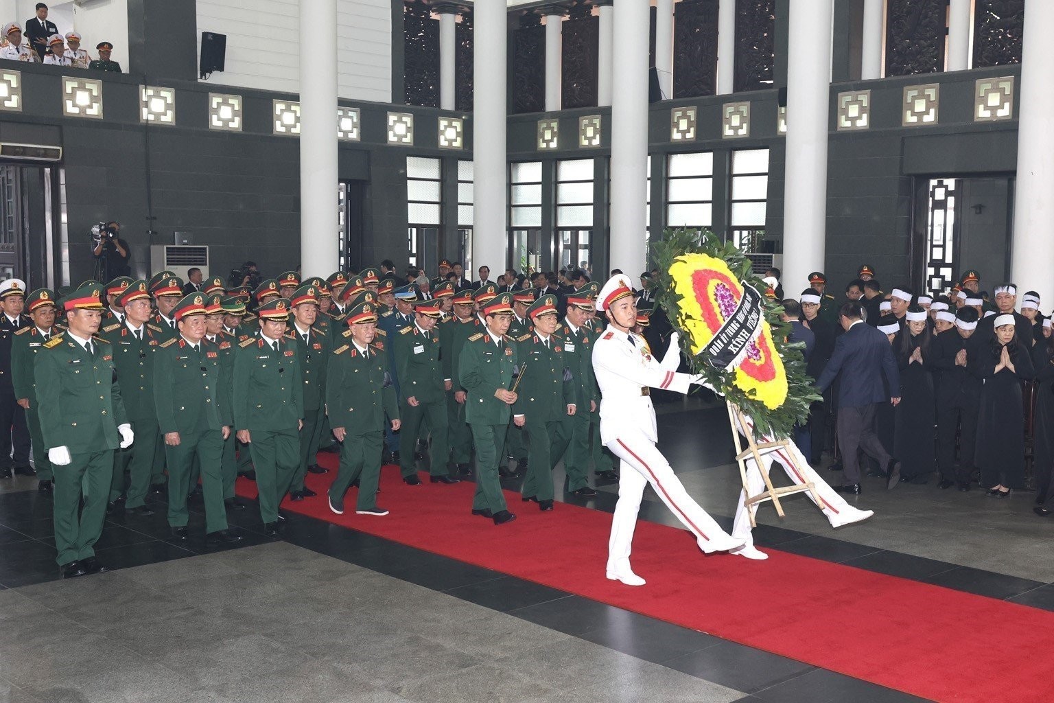 Đoàn Quân uỷ Trung ương, Bộ Quốc phòng vào kính viếng. Ảnh: Quochoi.vn.