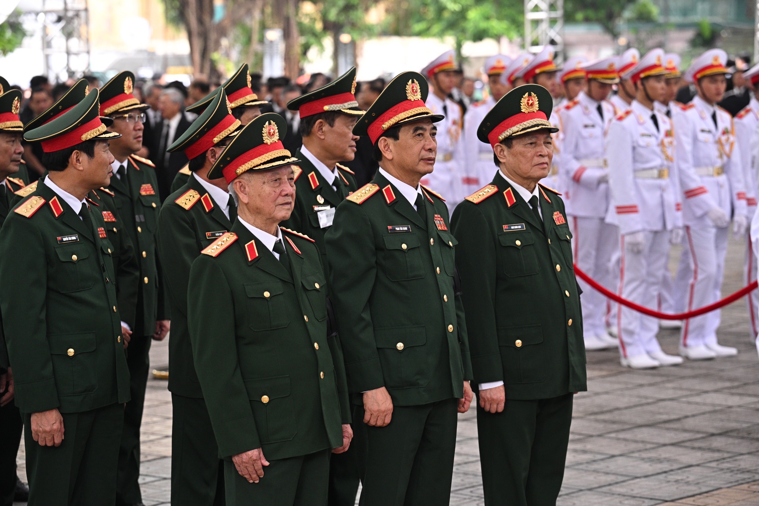 Đoàn Quân uỷ Trung ương, Bộ Quốc phòng, do Đại tướng Phan Văn Giang, Uỷ viên Bộ Chính trị, Phó Bí thư Quân uỷ Trung ương, Bộ trưởng Bộ Quốc phòng làm Trưởng đoàn vào kính viếng Tổng Bí thư Nguyễn Phú Trọng. Ảnh: Quochoi.vn.