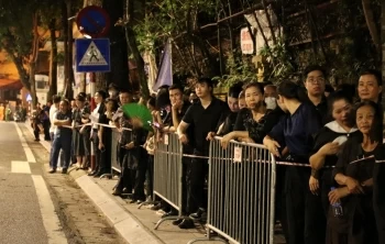 Dòng người xếp hàng trong đêm vào viếng Tổng Bí thư Nguyễn Phú Trọng