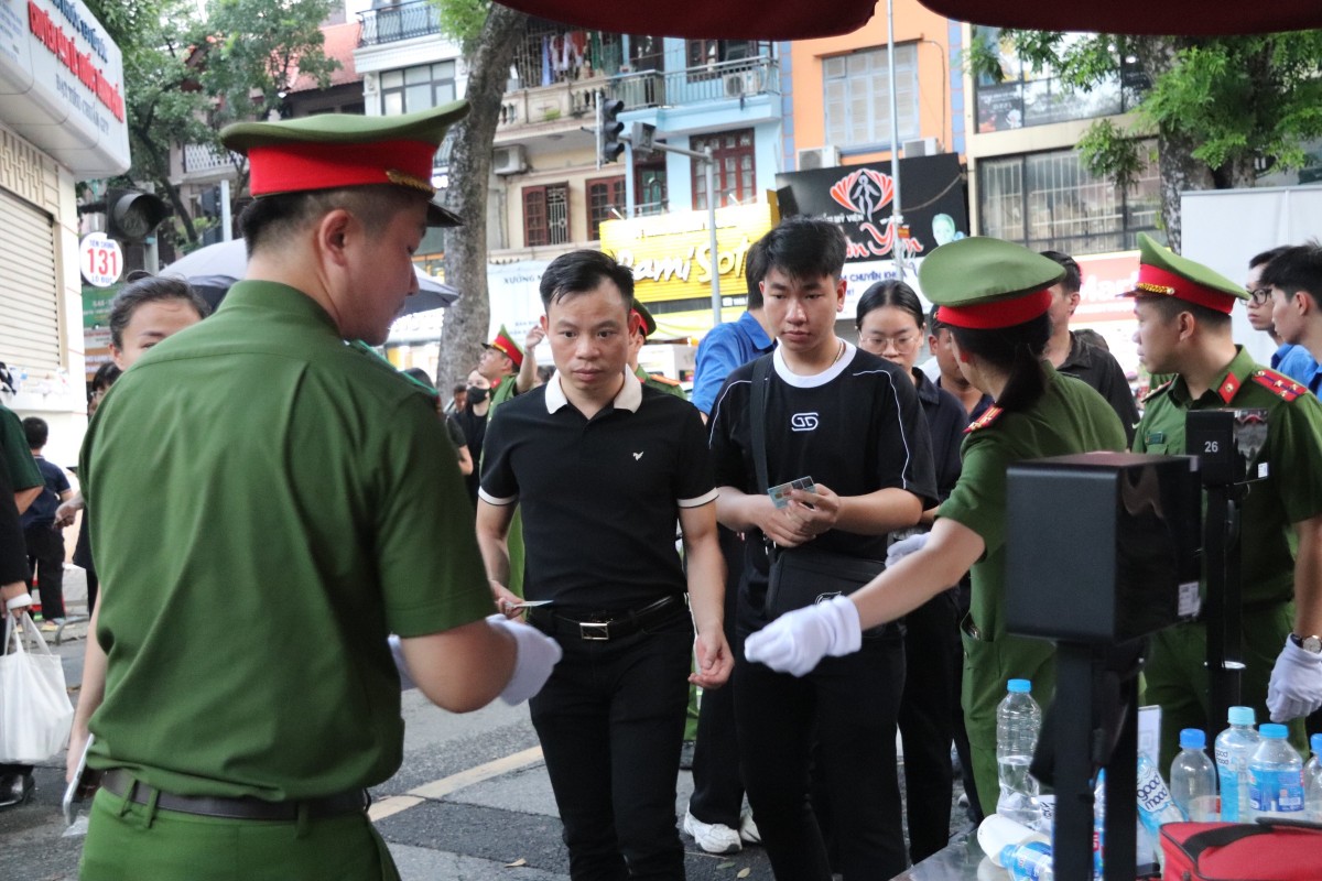 Người dân xếp hàng dài vào viếng Tổng Bí thư Nguyễn Phú Trọng