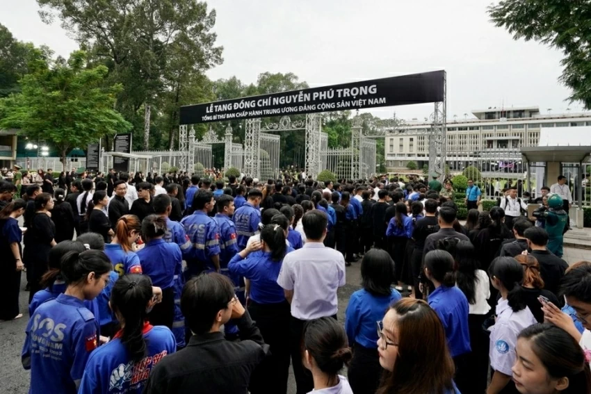 Ngày thứ hai Quốc tang, người dân tiếp tục xếp hàng vào viếng Tổng Bí thư Nguyễn Phú Trọng