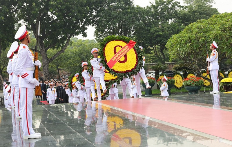 Lãnh đạo Đảng, Nhà nước viếng Chủ tịch Hồ Chí Minh và tưởng niệm các anh hùng liệt sĩ