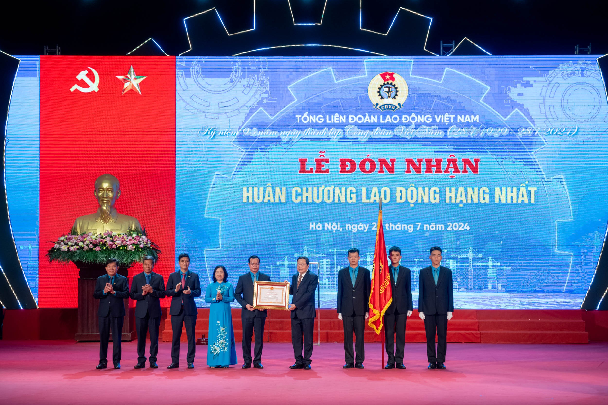 Chủ tịch Quốc hội Trần Thanh Mẫn trao Huân chương Lao động hạng Nhất tặng Tổng Liên đoàn Lao động Việt Nam. Ảnh: Cổng TTĐT Quốc hội.