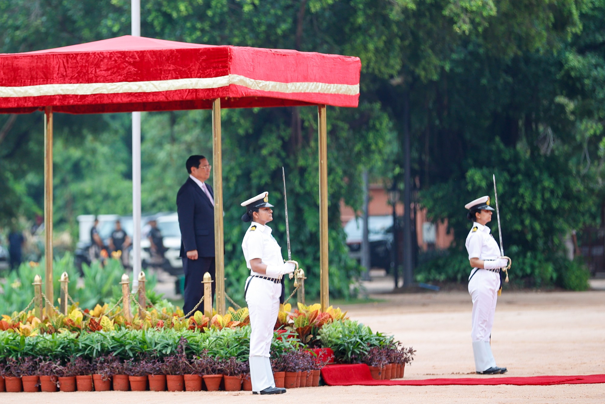 Thủ tướng Phạm Minh Chính trên bục danh dự, quân nhạc cử quốc thiều hai nước. Ảnh: VGP.