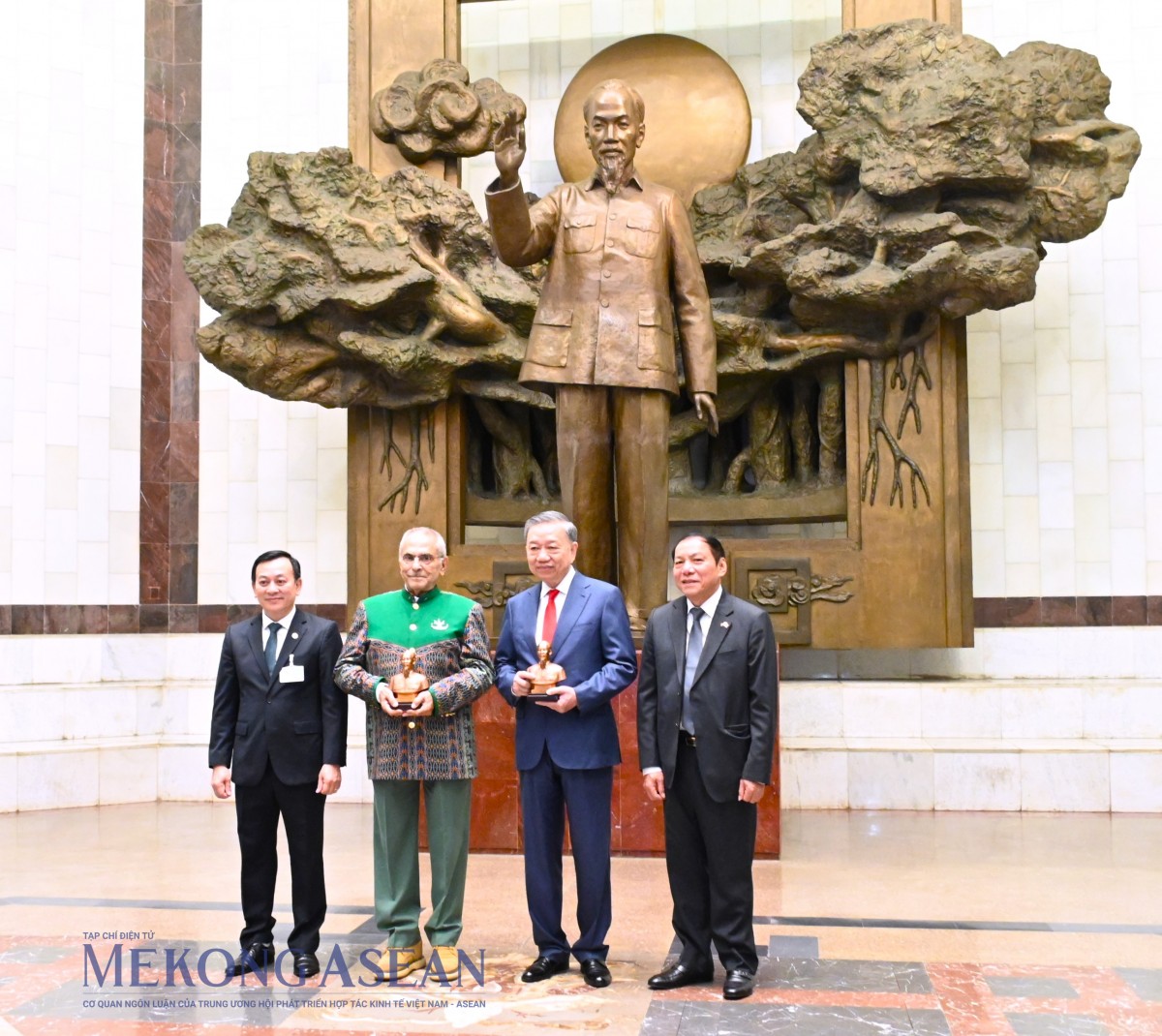 Chủ tịch nước Tô Lâm và Tổng thống Timor Leste thăm Bảo tàng Hồ Chí Minh