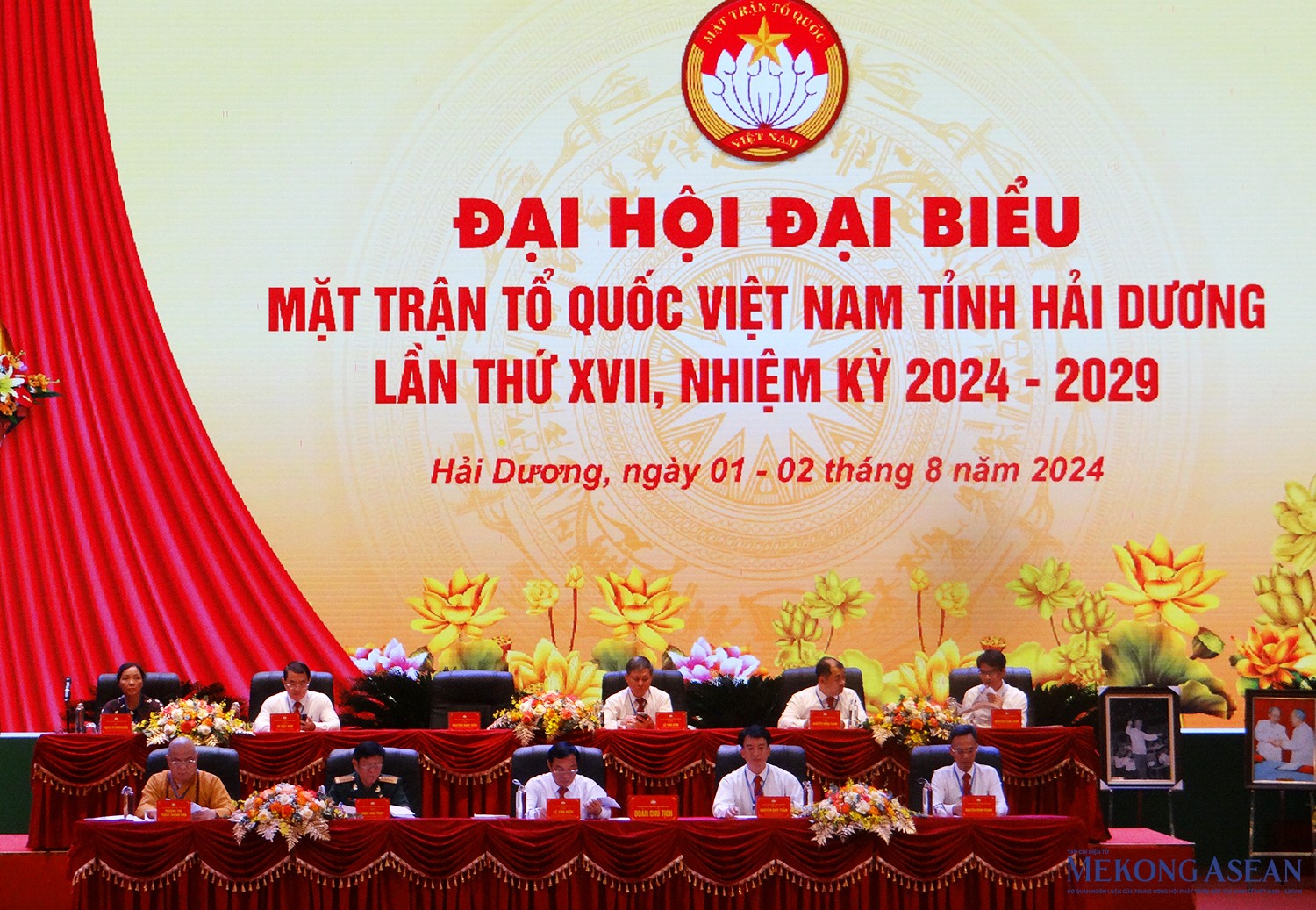 Đoàn Chủ tịch đại hội.