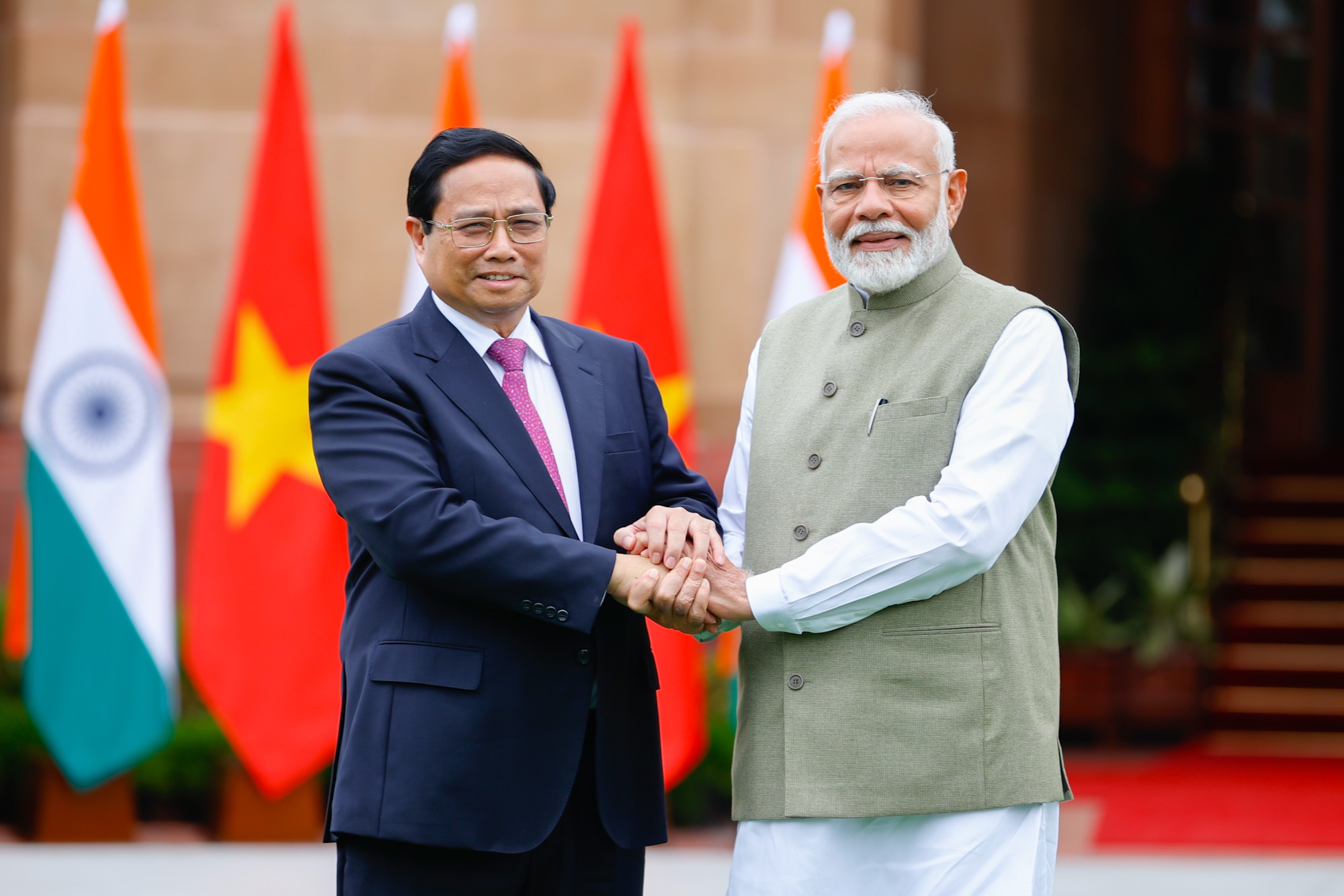 Thủ tướng Ấn Độ Narendra Modi chào đón Thủ tướng Phạm Minh Chính thăm cấp Nhà nước tới Ấn Độ. Ảnh: VGP.