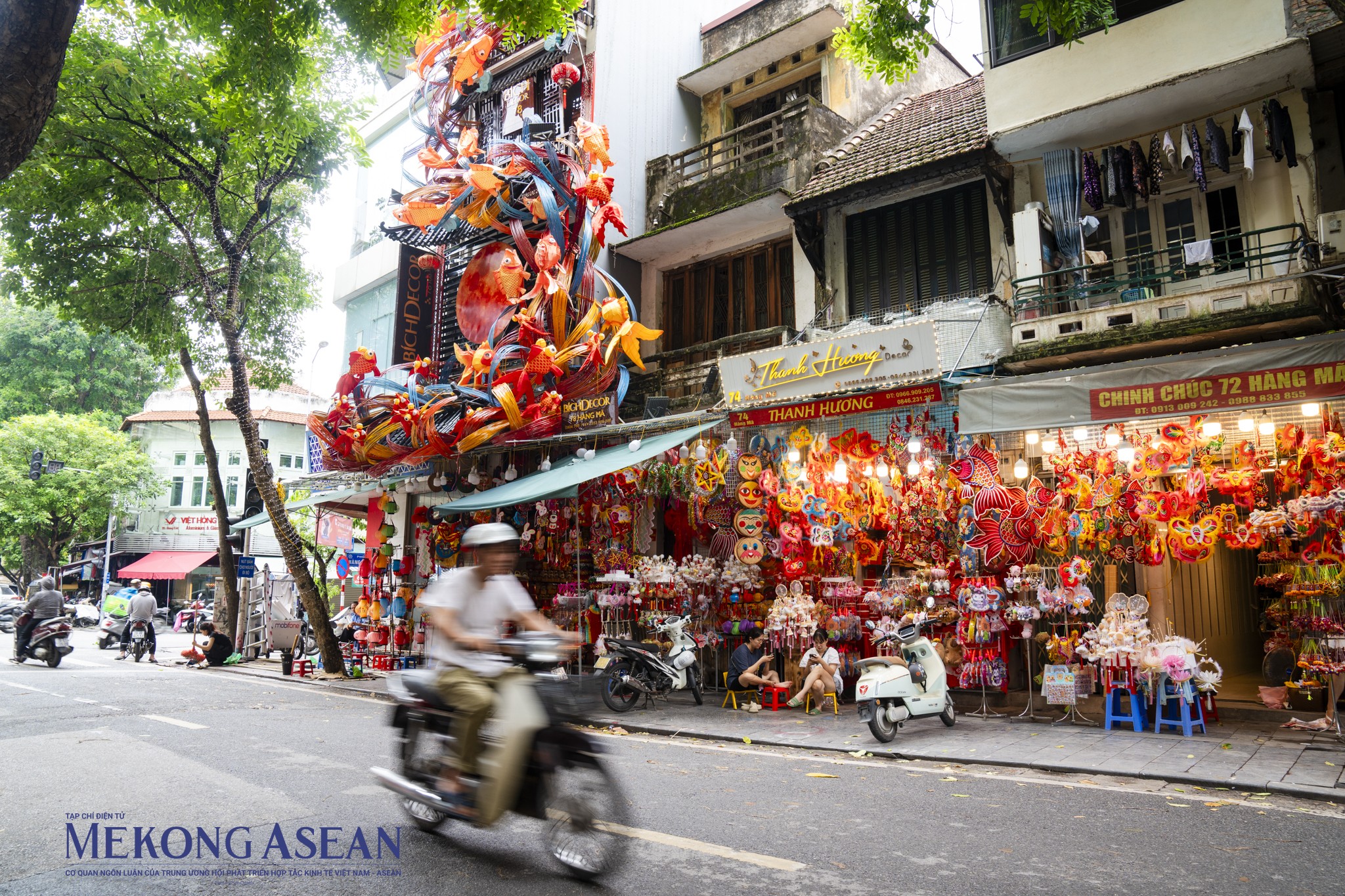 Hà Nội: Hàng Mã tất bật 'nhuộm đỏ' sớm đón Tết Trung thu