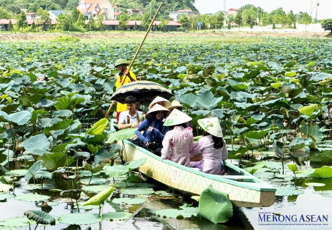 Hoạt động chèo thuyền tại hồ sen Kiếp Bạc.