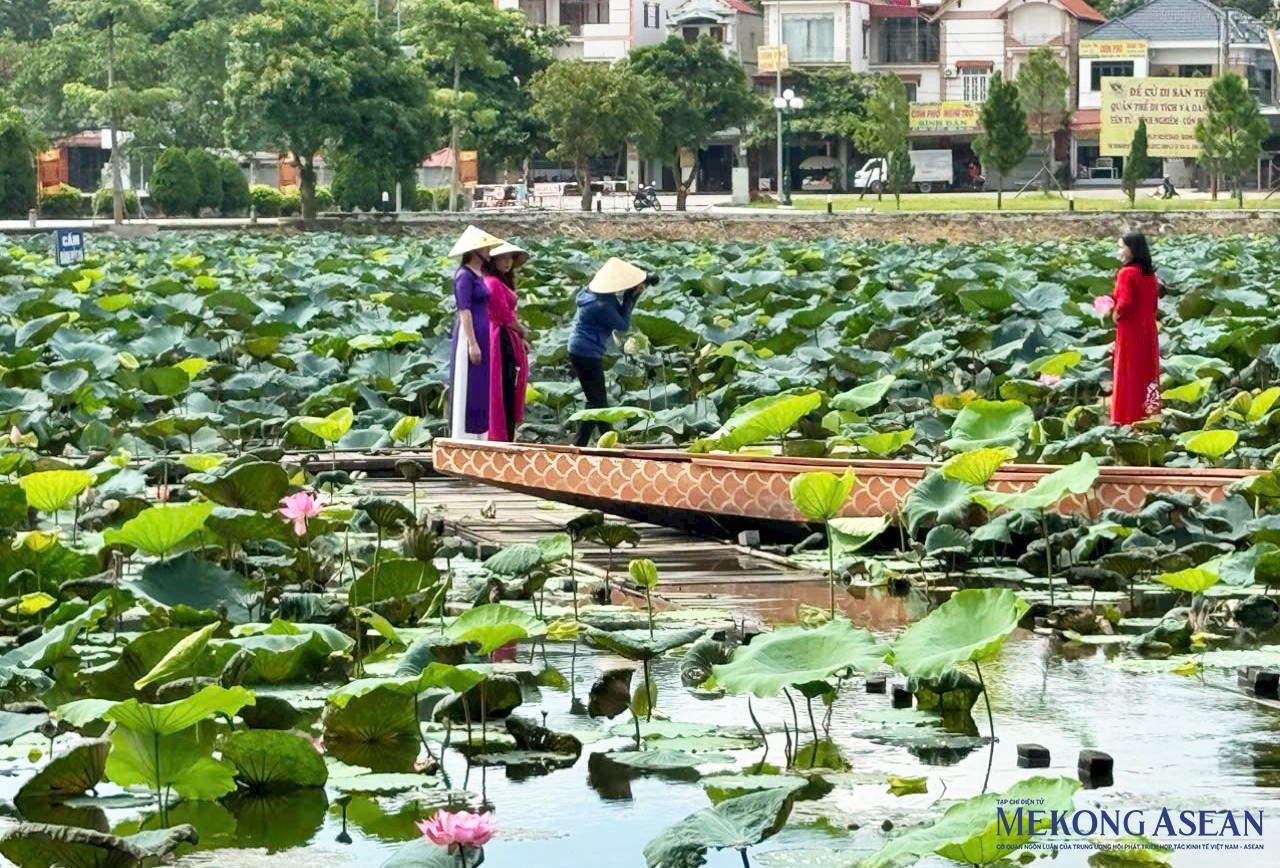 Du khách check-in bên hồ sen Kiếp Bạc.