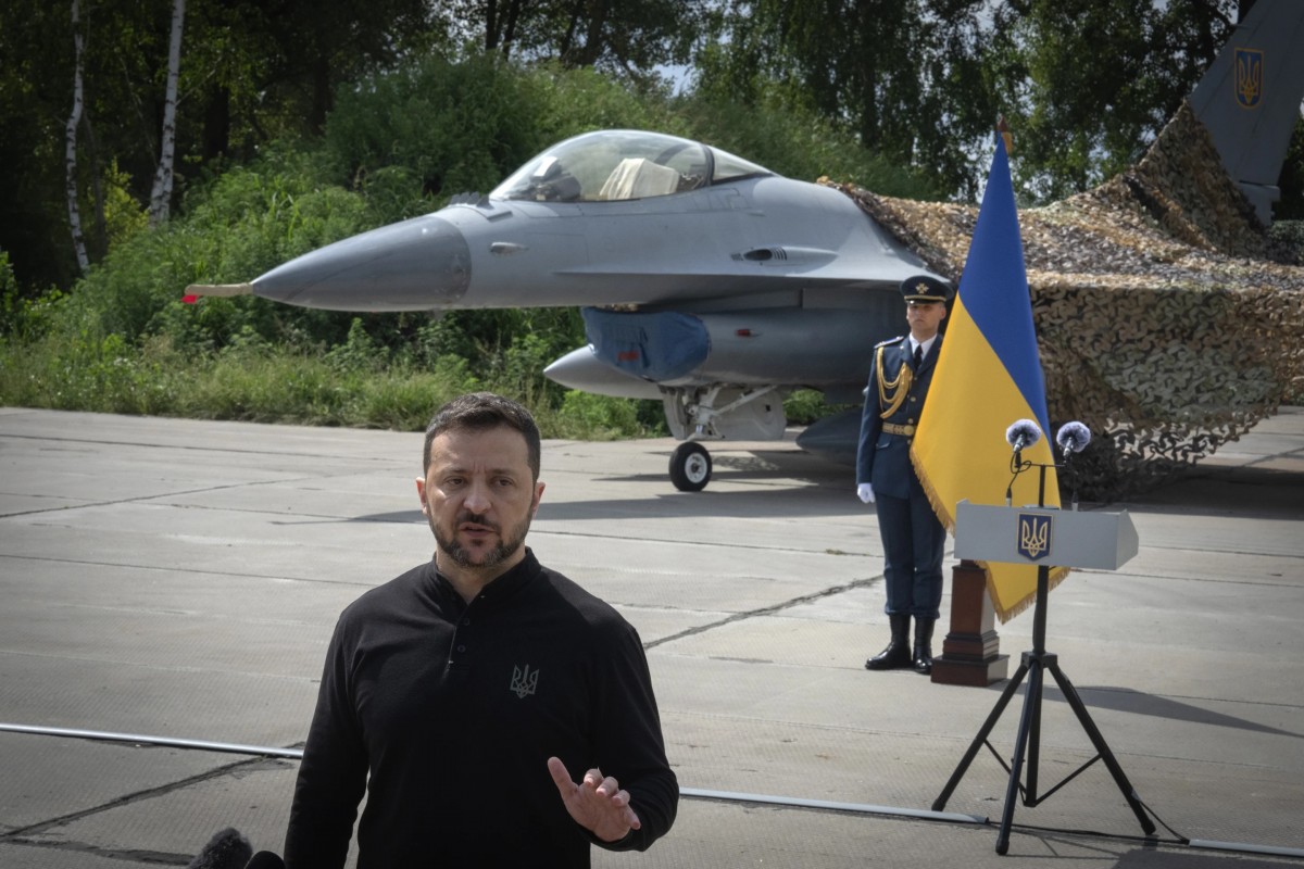 Ukraine trưng bày máy bay chiến đấu F-16 mới được viện trợ