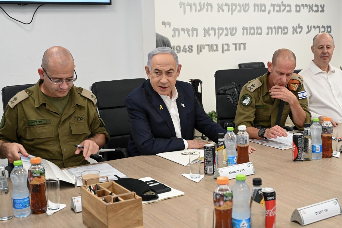 Thủ tướng Israel Benjamin Netanyahu (giữa) phát biểu tại một cuộc họp với Bộ Tư lệnh Mặt trận nội địa, ngày 1/8. Ảnh: GPO