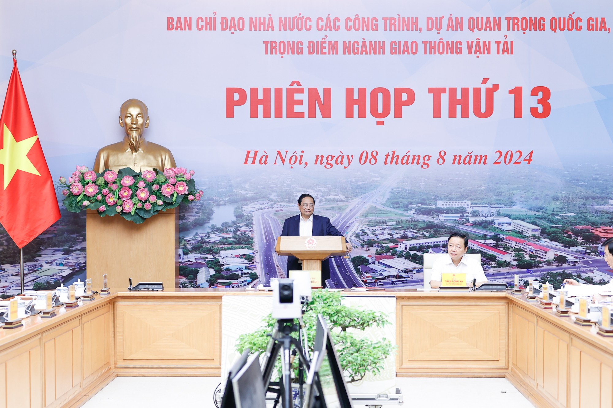 Thủ tướng Phạm Minh Chính, Trưởng Ban Chỉ đạo Nhà nước các công trình, dự án quan trọng quốc gia, trọng điểm ngành GTVT chủ trì họp phiên thứ 13 của Ban Chỉ đạo - Ảnh: VGP.