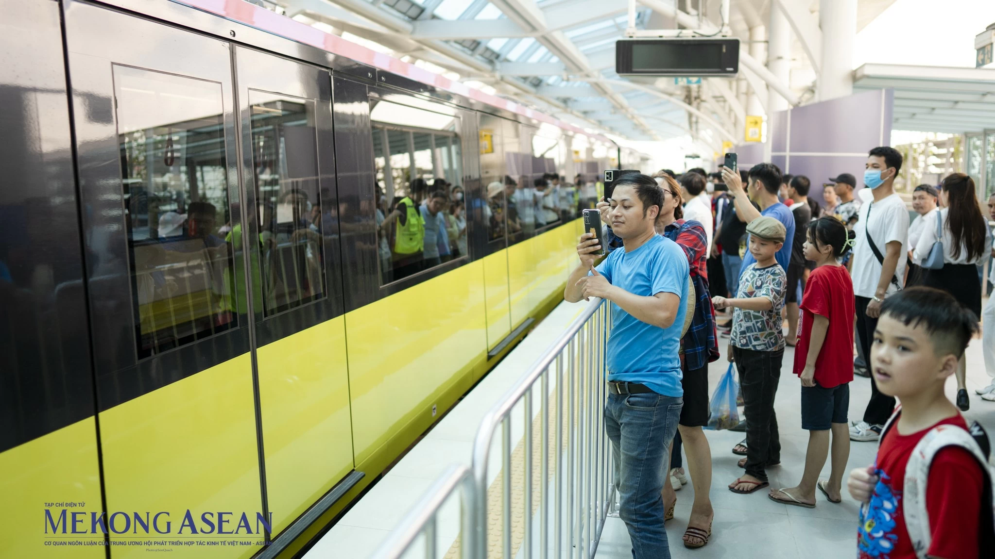Người dân xếp hàng trải nghiệm tàu điện Nhổn-Ga Hà Nội ngày đầu vận hành