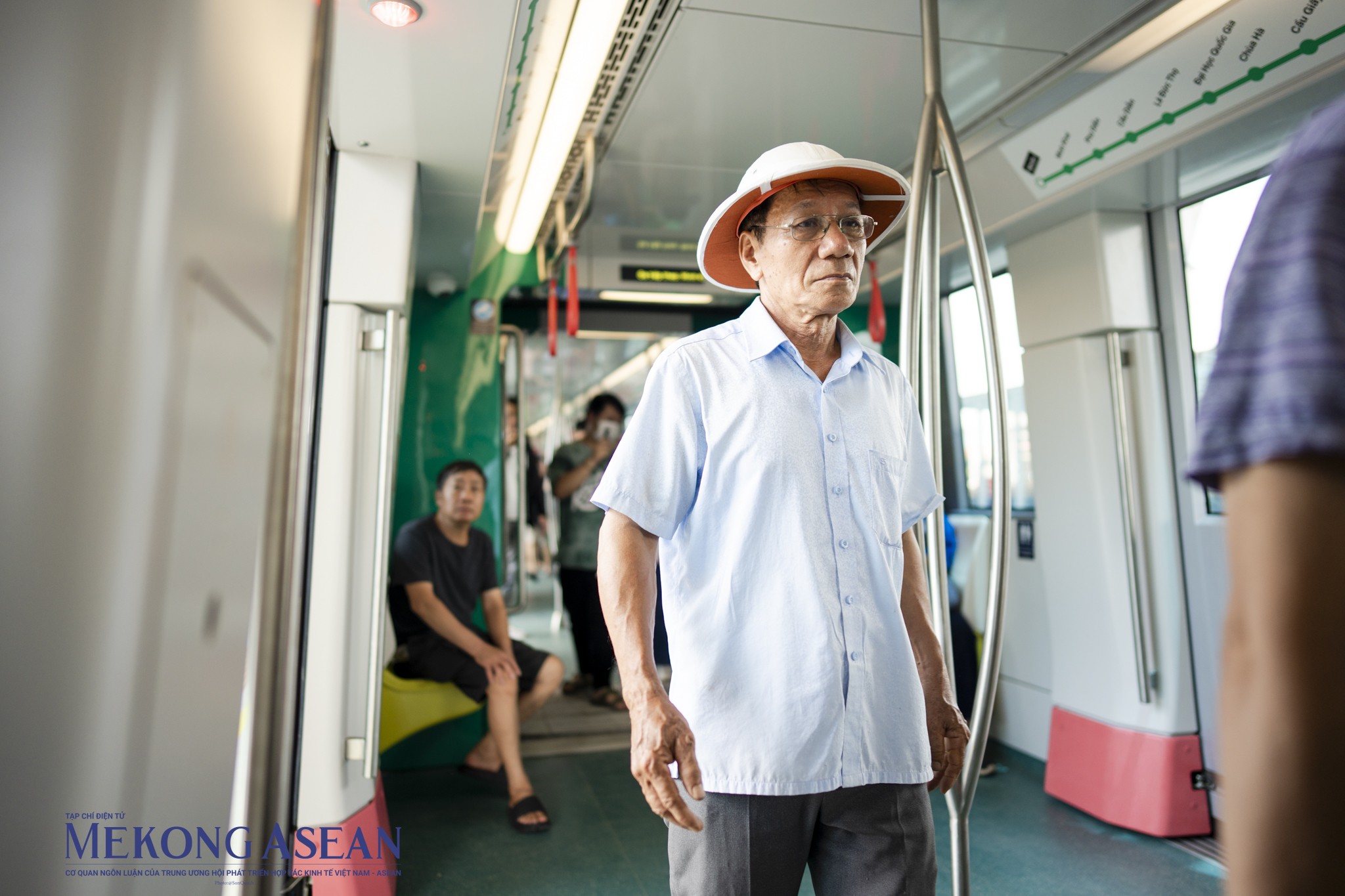 Người dân xếp hàng trải nghiệm tàu điện Nhổn-Ga Hà Nội ngày đầu vận hành