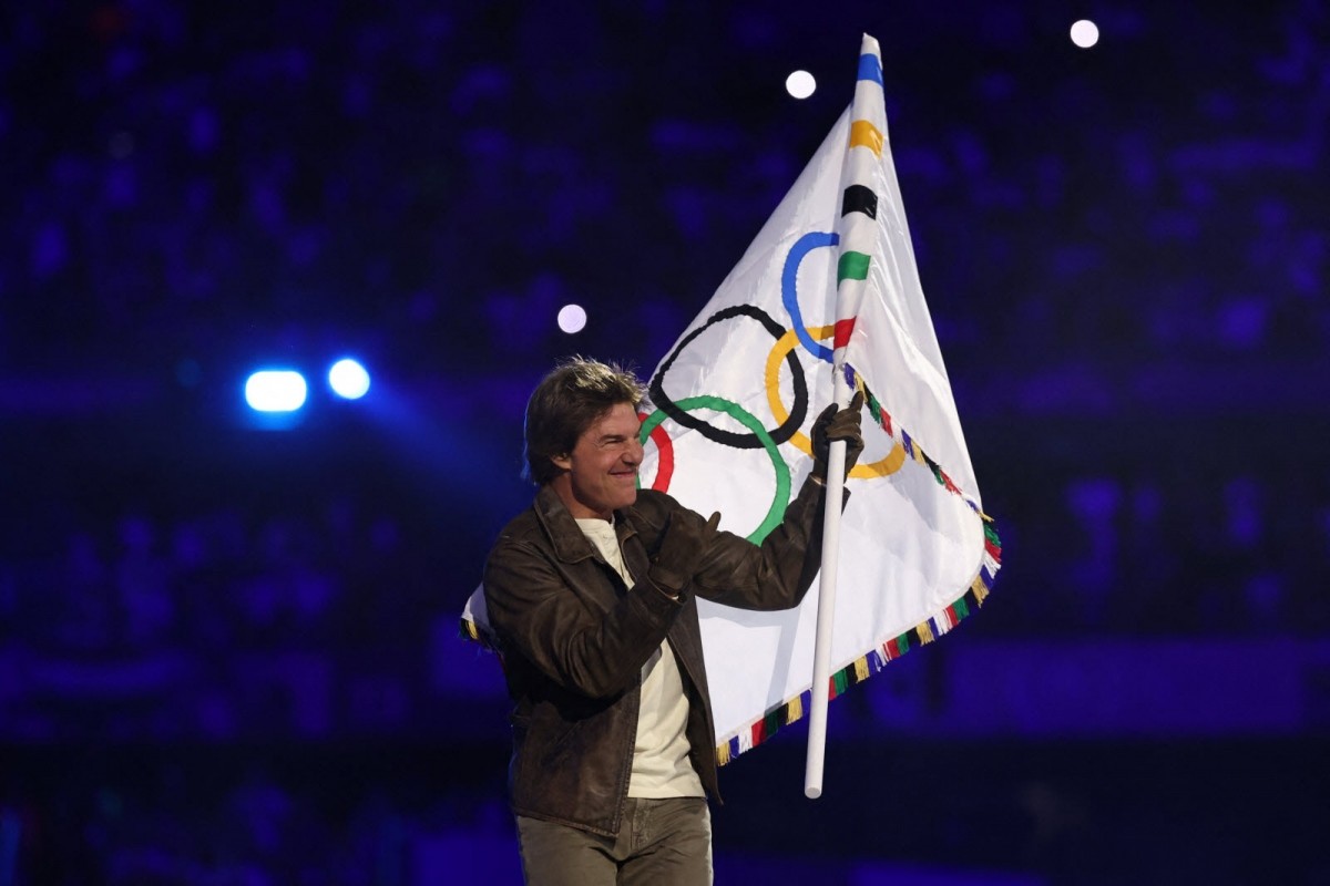 Tài tử Tom Cruise xuất hiện như phim hành động nhận lá cờ Olympic 2028