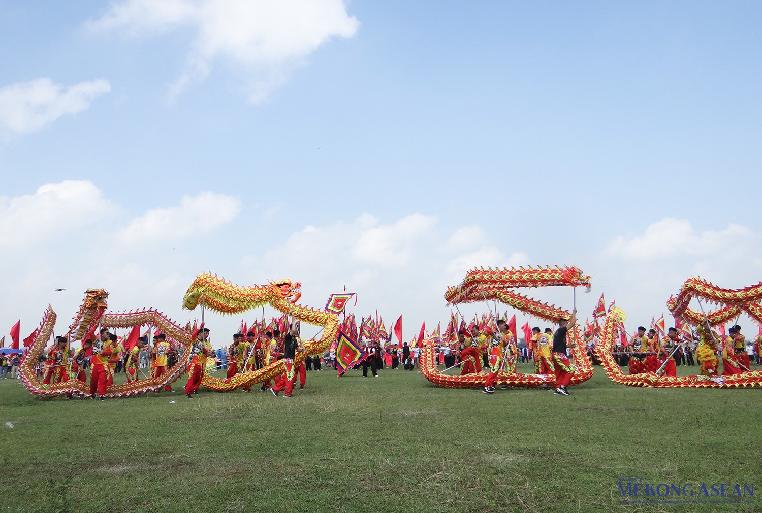 Các võ sinh, tiêu binh, diễn viên không chuyên; các đội lân sư rồng, trống, chiêng tham gia lễ hội quân bên sông Lục Đầu, trước đền Kiếp Bạc. Ảnh tư liệu - Phùng Nguyện.