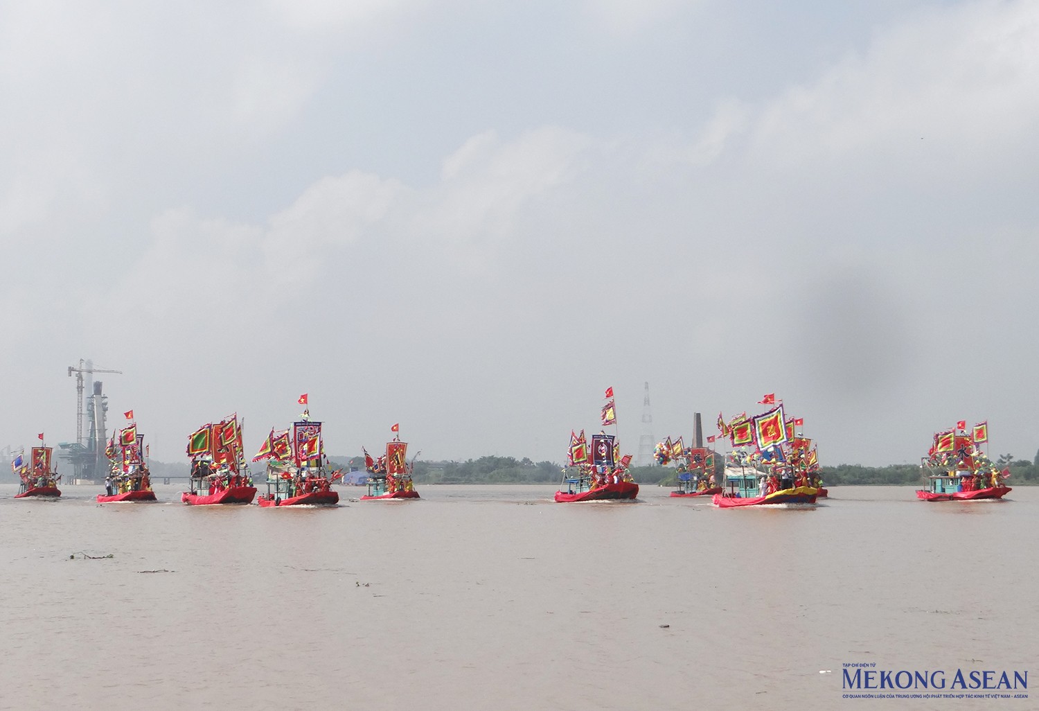 Hàng chục chiếc thuyền của ngư dân tham gia lễ hội quân trên sông Lục Đầu, trước đền Kiếp Bạc. Ảnh tư liệu - Phùng Nguyện.