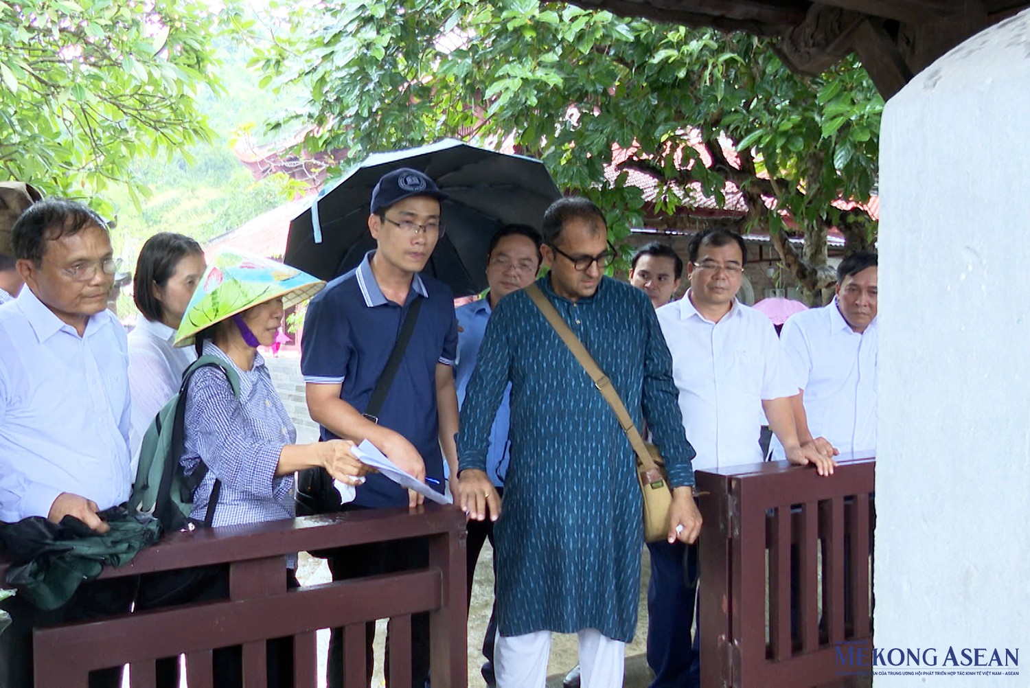 Ông Nguyễn Minh Hùng, Phó Chủ tịch UBND tỉnh Hải Dương; lãnh đạo Sở Văn hóa, Thể thao và Du lịch tỉnh Hải Dương; lãnh đạo UBND thành phố Chí Linh và một số cơ quan liên quan tiếp và làm việc với đoàn.